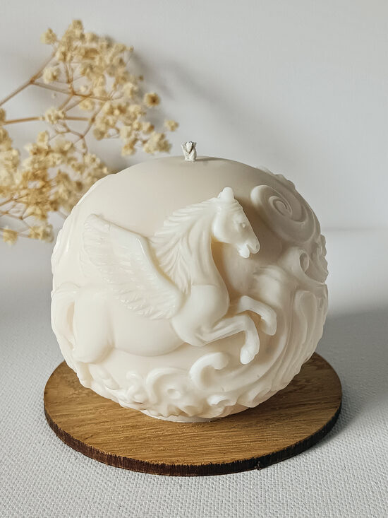 Rankų darbo sojų vaško žvakė „Skraidantis žirgas“ – rutulio forma